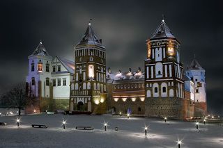 «Зима в Простоквашино» или «МИРовая зима».  Главным архитектурным символом Беларуси средневековой эпохи является воинственный замок в местечке с миролюбивым названием Мир.  Летняя резиденция князей Радзивиллов в Мирском замке в 100 км на юго-запад от Минска. Сильнее всего Мирский замок пострадал в войне 1812 года, армия Наполеона тогда подвергла его серьёзному арт-обстрелу... а замок строился за сотни лет до этого, и рассчитан был на гораздо более слабую артиллерию. Так и Белорусская экономика, никак не ожидала такого сильного и затяжного финансового «арт-обстрела», но надеюсь мы выстоим, как и Мирский замок, бока потреплют, но до свадьбы заживет!  В 2000 г. Мирский дворцово-замковый комплекс включён в Список всемирного культурно-исторического  наследия ЮНЕСКО.