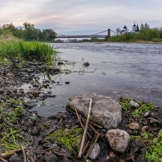 Церковь Николая Чудотворца (1543 г) и цепной мост (1853 г).

Церковь расположена на небольшом острове, омываемом с двух сторон рекой Великой. В древности здесь была крепость, от которой местами сохранились руины каменных стен.