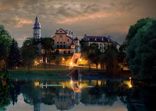 С 1533 до 1939 г. Несвиж являлся родовым гнездом самых известных и могущественных магнатов ВКЛ - князей Радзивиллов, как выражались о них в те времена – некоронованных королей. Их владения были больше размеров многих европейских государств, а богатствам и роскоши завидовали короли. Многочисленные представители рода Радзивиллов занимали самые высокие посты в ВКЛ, являясь по сути серыми кардиналами, под влиянием которых во многом решались судьбы тысяч людей и всего государства. Они состояли в родстве и заключали брачные союзы со многими великими монархами Европы и имели большое влияние в мире.