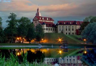 Прославили себя и свою страну Радзивиллы как политики, великие полководцы - настоящие средневековые рыцари, покровители искусств и наук, щедрые меценаты и дальновидные управленцы. Именно при них Несвиж как по волшебству из захудалого городка превращается в процветающий и развитый европейский город, светскую и культурную столицу ВКЛ, своего рода маленький Париж.