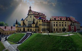 Эпоха расцвета пришла в Несвиж во времена правления Николая Кристофора Радзивилла по прозвищу Сиротка (1549-1616). Вернувшись после путешествий и учебы в университетах Европы, он поставил себе задачу коренного преобразования Несвижа. С 1582 г по проекту приглашенного итальянского архитектора Джованни Бернардони делается полная перепланировка города, начинается строительство нового замка, костела, позднее, после получения магдебургского права в 1586 г., возводится ратуша.