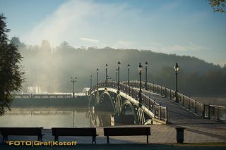 Мост к светодинамическому фонтану. Посдледний день работы светодинамического фонтана перед консервацией на зиму.
