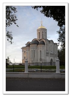 Димитриевский собор , одна из красот и достопримечательностей города... был построен примерно в 1194-1197 годах князем Всеволодом Большое Гнездо. В крещении князь принял имя Димитрия, этим и объясняется посвящение нового собора его небесному покровителю.