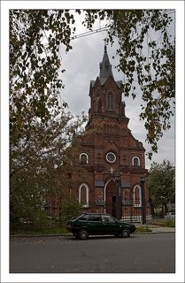 Католический костел Святого Розария Девы Марии. Наряду с православными храмами Владимира, костел величественен...Жаль машина уезжать не хотела :(