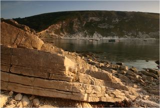 West Lulworth находится в трех часах от Лондона на поезде. На фото фрагмент береговой линии Lulworth Cove. Удивляет разнообразие ландшафта на всем протяжении этой бухты.