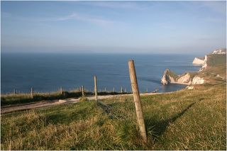 дорога к  местной достопримечательности Durdle Door (скалистая арка уходящая в океан) проходит через военный полигон английских сухопутных войск. Чтобы не было проблем с военной разведкой и полицией рекомендуется спрятать камеру в кофр вблизи воинской части, которая находится по пути от железнодорожной станции к этим живописным местам.