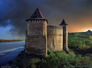 Крепость в г. Хотин, XV-XVI вв.  В 2002 году Хотин отметил 1000-летний юбилей. Деревянная крепость на берегу Днестра появилась как важный оборонительный форпост еще во времена Киевской Руси, позже перешла к Галицко-Волынскому княжеству. В конце XIV в. крепость принадлежит Молдавскому княжеству и перестраивается из камня, строится цитадель - облик которой с некоторыми изменениями сохранился до наших дней.    В Хотинской крепости произошло одно из величайших сражений XVII века, определившее ход истории Европы. Именно в ней были сорваны планы Османской империи по захвату Речи Посполитой, а затем и Западной Европы. В 1621 г. 250-тысячная турецко-татарская армия под предводительством султана Османа II была разгромлена у стен Хотина 35-тысячным войском Речи Посполитой под командованием Великого князя Литовского Казимира Ходкевича и 40-тысячным запорожским войском гетмана Петра Конашевича-Сагайдачного. После блистательной победы христианских войск Осман II был вынужден надолго отложить свои планы завоевания Европы, экспансия ислама была остановлена.