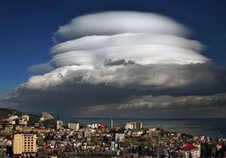 1Термоядерный мираж в Крыму или глюк процессора в камере...  КРЫМ …КАЗНИТЬ НЕЛЬЗЯ  ПОМИЛОВАТЬ…  Где поставить запятую????  Вот уже несколько лет, маленький по размерам Крым, занимает БОЛЬШОЙ объем в информационном пространстве интернета, не сходит с полос всевозможных публикаций и регулярно упоминается в прессе и веб-СМИ. Пока его ругают, санкции там всякие наложили и обвиняют в неустроенности и дискомфорте… но об этом попозже. Серия «буквенно-пиксельных» материалов ПРО Крым для развенчания устоявшихся отстойных догм об этом замечательном полуострове.