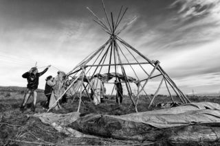 После установки каркаса натягивают крышу (рэтэм) из шкур.