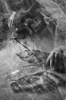 Из жизни двух сосудов  Чтобы говорить о человеческом совершенно не обязательно снимать людей... Серия посвящена событиям, сопровождающим бракоразводный процесс в семье моих близких родственников, невольным участником и свидетелем которых мне пришлось стать. Развод — это маленькая война, маленький крах, который сам по себе не является трагедией для конкретно взятого человека, но меняет судьбы людей в масштабах нескольких поколений двух семей. Через предметный мир, используя символы и образный язык я попыталась выразить весь спектр переполняющих меня на тот момент ощущений. В серии два главных героя, разных по форме, положению, позиционированию себя относительно друг друга. Их взаимодействие и взаимное отношение друг к другу, казавшееся когда-то идеальным, теперь выглядит странным и не понятным со стороны. И только после того, как все, что касалось двоих, выплескивается наружу, возникает конфликт. Каждая из сторон пытается любыми способами добиться своего. И вот уже все друзья, родственники, разделившись на два  лагеря, участвуют в борьбе, а с кем и за что не знает никто.  Участники событий, находясь внутри ситуации, не способны ее здраво оценить, и только сторонний взгляд наблюдателя способен помочь расшифровать истинный смысл происходящего. Это понимание важно прежде всего для меня самой. Предметный мир дает возможность  абстрагироваться от реальных событий, от реальных людей, позволяя хладнокровно препарировать и анализировать, оценивать масштабы изменений и разрушений.