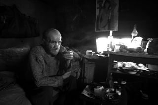 Я познакомился с ним еще в 2005 году, когда 23 февраля пришлось выехать по материалу на зимний полигон мусора. Работники свалки, те кто его видел и с ним общался, называли его Леший. Уходя после первой встречи, я бросил — \