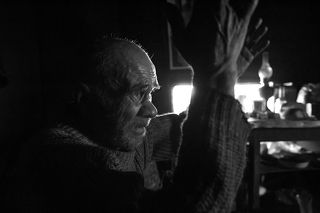 На этих фотографиях Володя уже почти ничего не видит, различает лишь светлые пятна. Тяжелая жизнь на свалке и зачастую выпивка всего, что горит окончательно убили его зрение.  Работники полигона несколько раз отвозили Лешего в приют-ночлежку, но он всегда сбегал от туда максимум через неделю и возвращался опять на свалку. Мотивировал тем, что ему там нечем заниматься. Вокруг своей землянки он ходил уже почти на ощупь, а если уходил далеко, то свистел в свисток чтобы его отвели обратно. Когда-то суровый мужик превратился в безпомощного щенка. Вечером 23 февраля 2010 года я вышел из его землянки. Володя крикнул мне вслед — \