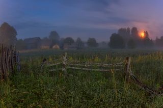 заход луны в тумане