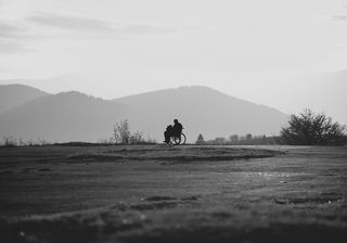 Мой друг фотограф, глядя на закат. Фотографию назвал \