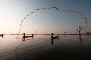 Один раз получил грузилом почти по лбу, хорошо не по объективу. Обошлось.