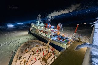 Подход лк Капитан Драницын к исследовательскому судну Поларштерн