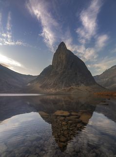 Вид на скалу Монолит. Непонятно откуда такое название. Ее легко можно было назвать Акулий зуб или плавник