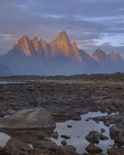 Гора Тумбстоун в утренней дымке, вернее просто в дыму. Запах гари нас долго преследовал. По приезду домой приходилось проветривать все и палатки и спальники и личные вещи.  Запах дыма в\'елся почище как если бы жгли костры. Вот этого как раз делать и не позволялось. Нельзя пользоваться открытым огнем по правилам парка.