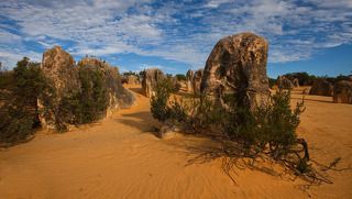 1. Это чудо австралийской природы находится в национальном парке Nambung, что в 245-ти километрах к Северу от Перта. Национальный парк Nambung был назван по имени реки, извивающейся по территории парка и исчезающей в недрах известняковых пещер.