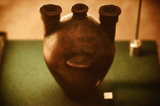 Экспонат в виде винной бочки, что повсеместно используются в вечнозелёном саду писателя