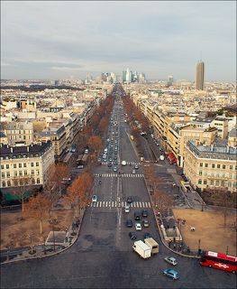 Дефа́нс или Ла-Дефанс (фр. La Défense) — современный деловой и жилой квартал в ближнем пригороде Парижа, западнее XVI округа, в департаменте О-де-Сен. Считается самым большим деловым центром Европы. Eго также называют «парижским Манхэттеном». В нём проживают 20 000 человек, и каждый день на работу приезжают 150 000 служащих из 1500 фирм и организаций, разместившихся в Дефанс.