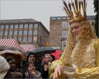 Один из главных персонажей ярмарки - знаменитый нюрнбергский Христкинд, девушка-ангел. Она открывает ярмарку и является её символом. Ангел выбирается жителями Нюрнберга сроком на два года по итогам конкурса среди девушек города в возрасте 16-19 лет с безупречной репутацией.  У Ангела очень напряженный график за месяц перед Рождеством. В Германии она объезжает интернаты, дома престарелых, школы...  Летает по всему миру, открывает Рождественский рынок в Чикаго и на других континентах... Ангел 2011-12 г - Franziska Handke