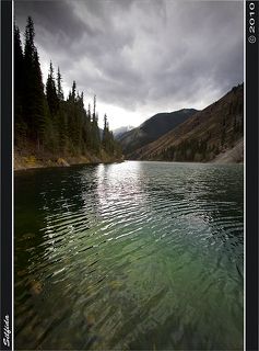 Вода озера изумрудно зелёного цвета и даже в пасмурную погоду озеро не меняет свой цвет.