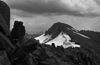 Горная геомерия - 1.
Хребет Саргардон, налево - Киргизия, направо - Узбекистан