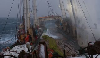 лебёдка тянет трал..