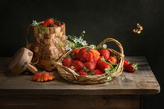 С клубникой и цветами