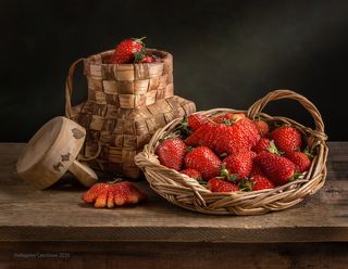 С клубникой и берестяной вазой
