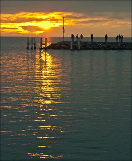 Северный берег озера усеян фешенебельными курортами — т. н. Швейцарская ривьера. В этих краях высится Шильонский замок, прославленный лордом Байроном в одноимённой поэме.