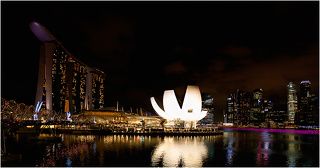 Марина Бэй Сандс. Стоимость номера от 400$ в сутки. На крыше расположен бассейн, поплавать в котором можно только гостям отеля.