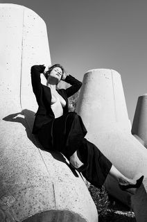 Through the light is a more retro fashion vision, inspired by old black and white films, full of contrasts and soft light, geometric and harmonious lines.