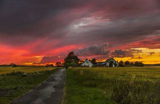 Пламенный закат в деревне Лисбю.