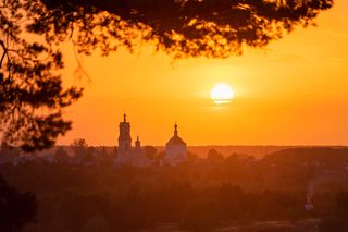 02 Началось всё с того, что с пригорка нам открылся апельсиновый закат...