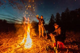 01 По разным причинам я стал редко выбираться в Мещёру с семьёй, зато теперь чаще удаётся ездить с друзьями. Это по-своему увлекательно: посидеть хорошей компанией вечером  у костра...