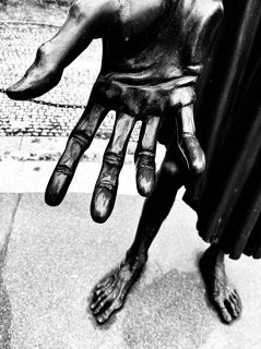 Давненько я не снимала на сотовый скульптуры... очень люблю подобные ваяния за детальность, фактуру и колорит...