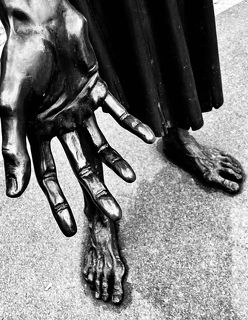 Давненько я не снимала на сотовый скульптуры... очень люблю подобные ваяния за детальность, фактуру и колорит...