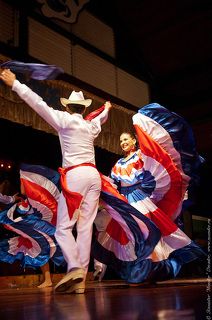 Танцуют все! И как танцуют! Правду говорят что латинские женщины танцем сводят мужчин с ума.