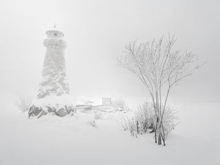 В такой туман не помешало бы зажечь маячок