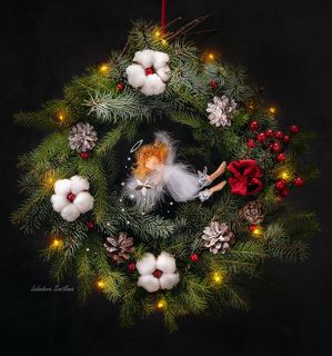 Рождественский венок с ангелом