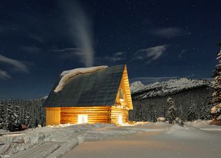 Освещение электрическое (генератор) - поэтому пересвет по окнам.