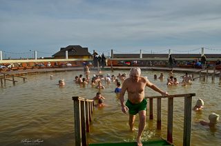 Зимой в горячей ванне горячего источника