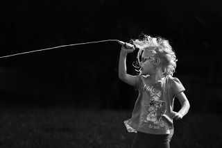 Летние картинки. Девочка с воздушным змеем