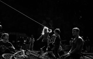 Летние картинки. Девочка с воздушным змеем