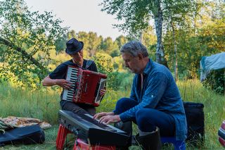 03 Андрей – шикарный аккордеонист, клавишник и аранжировщик. Сергей ещё в 15 лет играл в джазовом оркестре