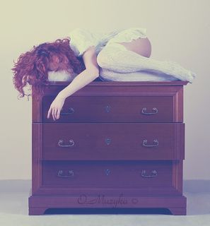 Утром действительно все собрались. Сначала долго завтракали — очень уж вкусными оказались оладьи со смородиновым вареньем, которые приготовила Большая Рыба Бо. Потом нежились на солнышке — в хорошую погоду совершенно не хочется работать. Потом искали подходящие ветки, но ветки все не подходили и не подходили — лежали на земле и вставать не собирались. Пришлось поднимать их самостоятельно. Потом Маленькая Рыба Бо потеряла пилу, и все решили, что ветки нужно просто ломать. Потом Пкус утопил молоток в озере, пытаясь разогнать любопытных лягушек. К ночи, когда все устали и многозначительно поглядывали на коробку со спичками, валявшуюся рядом, комод был готов. Выглядел он очень странно. Во-первых, на нем росли листья. Во-вторых, ручек у ящичков не было, зато была масса сучков в самых неподходящих для сучков местах. В-третьих, стоять он мог только если под один из его углов ложился Фонч. Переносить комод в дом не решились — никто не знал как он поведет себя в данной ситуации. Вытащив из плавника шестую занозу, Большая Рыба Бо сказала: «Пора спать. Завтра придумаем, что с ним делать». И все побрели спать. Рано утром, когда солнышко еще не проснулось, Маленькая Рыба Бо и Фонч взяли копилку Большой Рыбы Бо и отнесли ее в магазин «На опушке». Там все монетки аккуратно взвесил занудный Сундр. С важным видом он перечеркнул красное число с двумя нулями на бирке Комода Мечты и сказал: «Понесете сами. У меня всего две лапы, а у вас семь». Когда Большая Рыба Бо открыла глаза, она увидела рядом Комод Мечты. Он блестел медными ручками, улыбался ящичками и источал аромат лака. А на поляне веселые Пкус, Фонч и Маленькая Рыба Бо разжигали праздничный костер из кучи веточек, в которую за ночь превратился их вчерашний шедевр. (с) Оксана Клименко