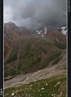 Ущелье Туюк Су, По дну ущелья протекает река Алматинка.