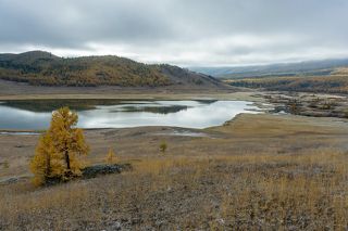 02 Тяжелая серая облачность, сдержанные краски, небольшой снег на склонах создавали вполне гармоничную картину, мне иногда нравится такое, но, …